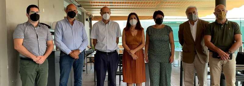 La alcaldesa Carmen Hernández y la consejera insular de Industria, Minerva Alonso, con empresarios de la zona/TA.